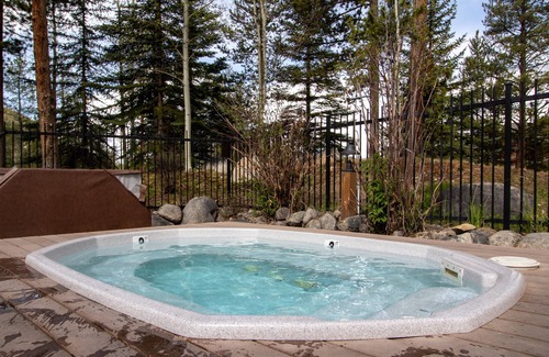 Lakeside Village Condo | NEW. Beautiful Condo. Quiet Location. Hot Tub.