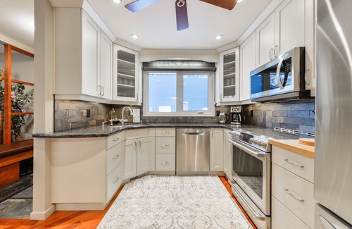 West Edmonton House | 🔥NEW ⭐️BEST TODAY⭐️ 4 Bedroom up to 8 people Home Close to WEM!