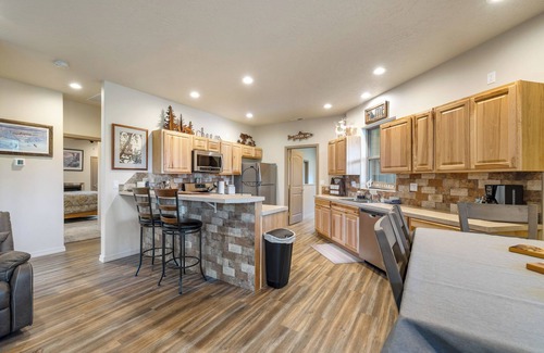 Cascade House | New* Bogie Bungalow - Walk to lake, bar & restaurant - Near golf course - AC - Fireplace - Pet Ok