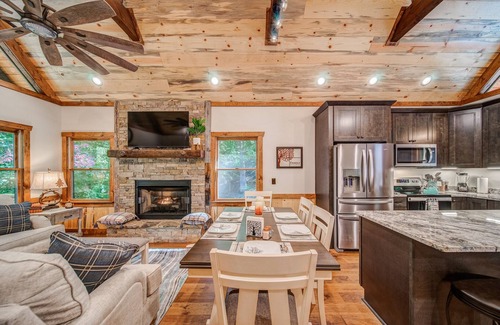 Ellijay House | New Build Luxury Cabin near Town! Fire Pit~ Hot tub~ Game Room~Pool & Fireplace!