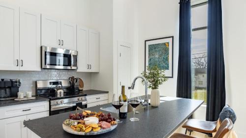 Nashville House | New Build Sleeps 12 2 Condos in Scenic Bluffside Minutes to Downtown