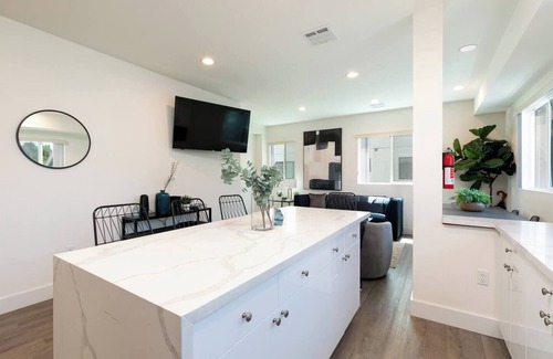 Pico-Union House | New build. Stylish furnishings near Downtown &Hollywood