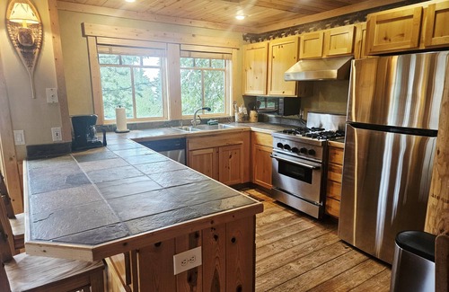 Sandpoint Cabin | NEW! Cabin 1 - 4BR Retreat w/Hot Tub & Extra Studio