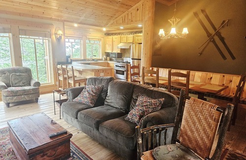 Sandpoint Cabin | NEW! Cabin 1 - 4BR Retreat w/Hot Tub & Extra Studio