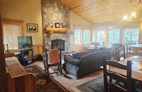 Sandpoint Cabin | NEW! Cabin 1 - 4BR Retreat w/Hot Tub & Extra Studio