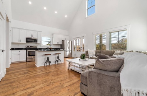 Carova Beach Cottage | New CANAL front home a few rows back from the OCEAN! Beach passes provided!