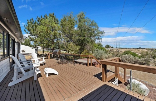 Twin Falls House | New! Canyon Rim home with waterfall trail!