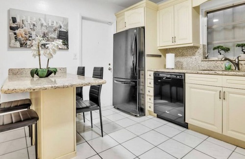 Hallandale Beach Villa | NEW! Casa Eva | 5 BR with pool | 10 mins to beach