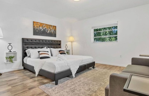 Hallandale Beach Villa | NEW! Casa Eva | 5 BR with pool | 10 mins to beach