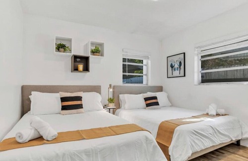 Hallandale Beach Villa | NEW! Casa Eva | 5 BR with pool | 10 mins to beach