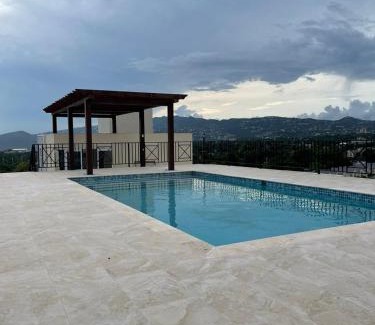 Barbican Apartment | New Central 2 bed 2 bath Apartment with pool