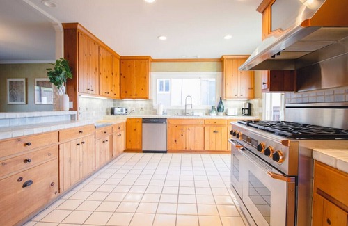 Bay Park House | NEW - Central coastal home - Ocean views and pool