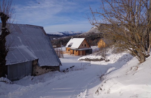 Saint-Nectaire Ski Chalet | New chalet, overlooking the castle of Murol and Sancy