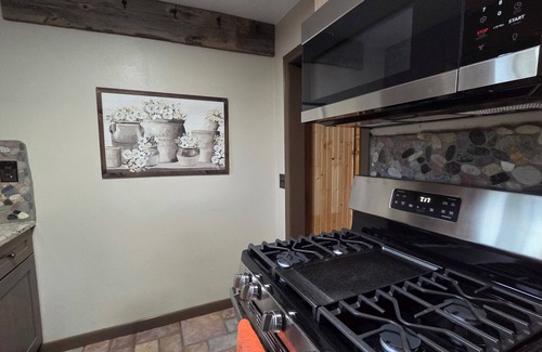 Montrose Cottage | NEW! Charming 2-3 bedroom cottage with AC in the heart of Montrose.