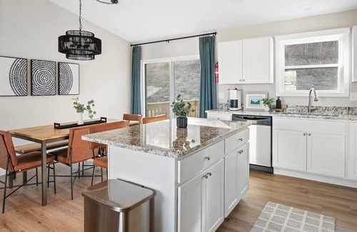 Crittenden House | NEW! Charming 3-bedroom home with WiFi, near Ark Encounter, King Bed, sleeps 7.