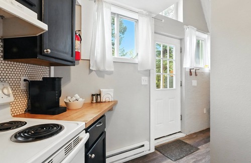 Divide Cabin | NEW! Charming Cabin w/Scenic Views near UC Health
