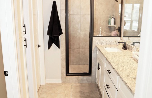 Midland House | NEW! Charming retreat nestled in a peaceful neighborhood & conveniently located!