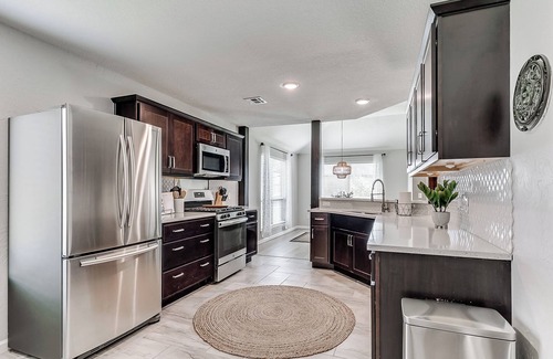 Edmond House | New! Chic & comfortable home in central Edmond w/two King rooms/yard/EV charger!