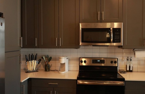 Lindridge-Martin Manor Apartment | NEW Chic & Cozy City Getaway