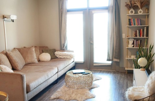 Lindridge-Martin Manor Apartment | NEW Chic & Cozy City Getaway