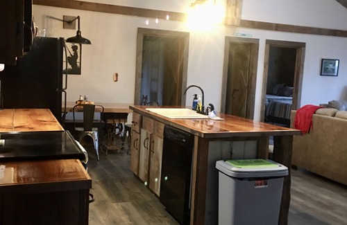 Flippin Cabin | NEW! CJ's Crooked Hideaway-Secluded Cabin Near the White River