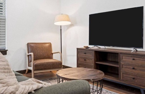 Dean Highland House | New Comfy Townhome: 3 miles to Magnolia