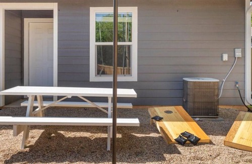 Dean Highland House | New Comfy Townhome: 3 miles to Magnolia