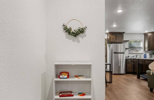 Dean Highland House | New Comfy Townhome: 3 miles to Magnolia