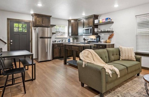 Dean Highland House | New Comfy Townhome: 3 miles to Magnolia