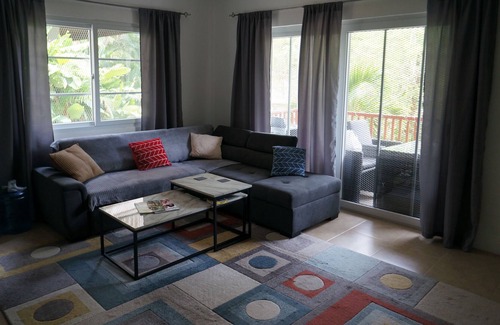Half Moon Bay Apartment | New condo 7 min to the beach in hearth of west end