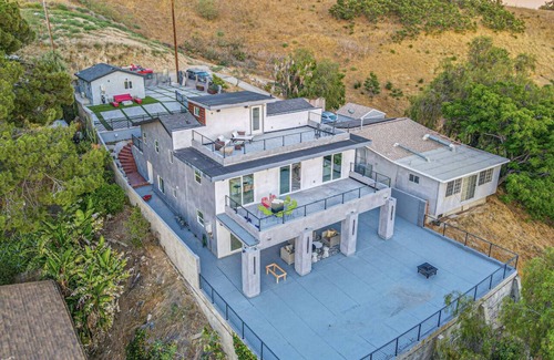 Los Angeles House | New construction, 2 1/2 stories , roof top , 3 outdoor area for entertainment,