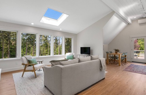Freeland Cottage | New construction - upper-level home with expansive deck & orchard views