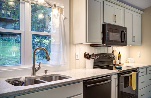Boone Cabin | New! Cottage On The Rocks, Pet Friendly, Hot Tub, Central Location