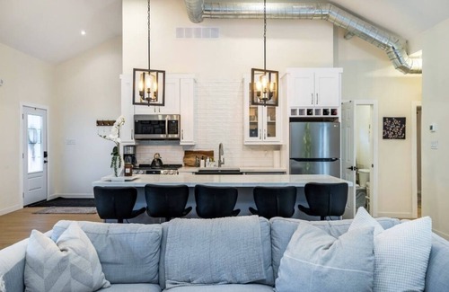 Craigleith House | *New* Cozy Ski in/out chalet with hottub in the heart of the blue mountains.