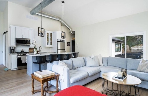 Craigleith House | *New* Cozy Ski in/out chalet with hottub in the heart of the blue mountains.