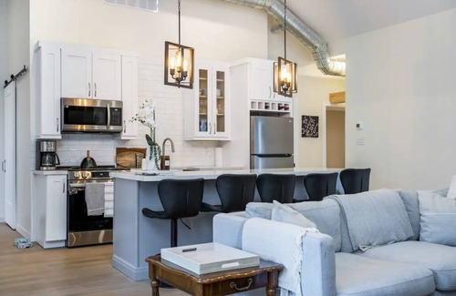 Craigleith House | *New* Cozy Ski in/out chalet with hottub in the heart of the blue mountains.
