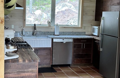 Ellsworth Cabin | NEW custom cabin on private cove! Gateway to Acadia! 3 acres! Family friendly!