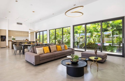 Oranjestad Villa | New Designer Villa ~ King Beds ~ Pool ~ Near Beach
