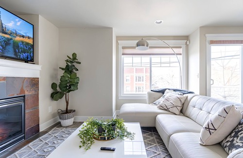 Eastlake House | NEW! Eastlake 3 br | fast wifi and views!| Sophari