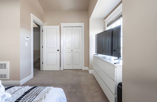 Eastlake House | NEW! Eastlake 3 br | fast wifi and views!| Sophari