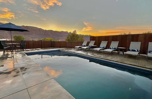 Moab South Valley House | New Exclusive Retreats Panorama 5 Bedroom plus loft ALL SUITE HOME Sleeps 20