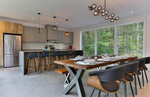 La Conception Ski Chalet | New Family Cottage Tremblant-4 Bdrs W Hot Tub