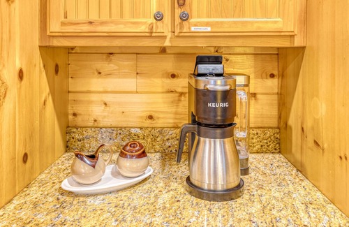 Cashes Valley Cabin | New Fire Pit! 3 King Suites, Creek, 15 mins 2 BR