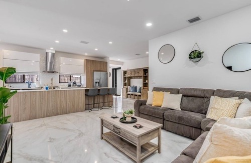 Croissant Park House | NEW! Fox Sonata Downtown Pool House