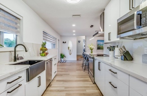 Croissant Park House | NEW! Friendly Fox Luxury Pool & Spa - Near DT & Beach