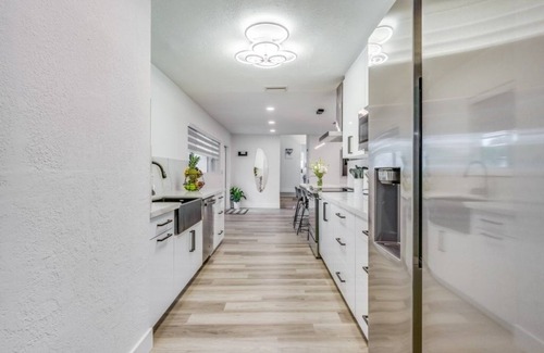 Croissant Park House | NEW! Friendly Fox Luxury Pool & Spa - Near DT & Beach