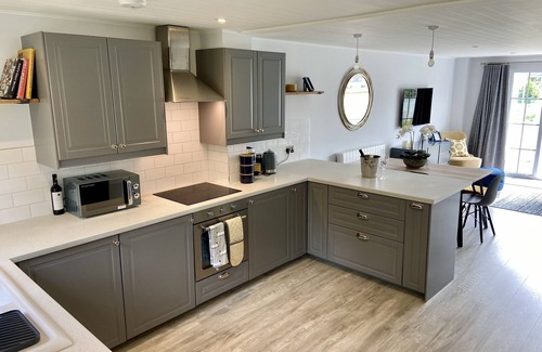 South Cerney Cottage | New Hampton style house on Cotswold lake -sleeps 6