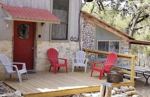 Uvalde Cabin | NEW! Hideaway Cabin 3-Bedroom - Pets Allowed