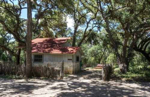 Uvalde Cabin | NEW! Hideaway Cabin 3-Bedroom - Pets Allowed