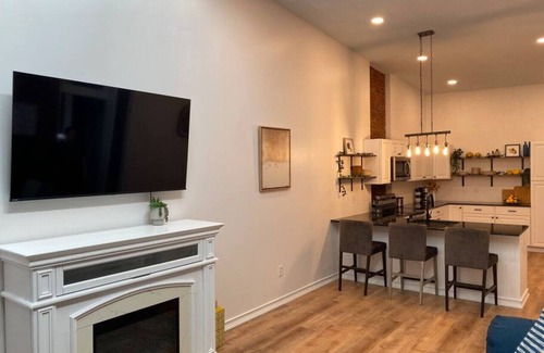 California Apartment | New! Historic and Renovated 3BR Riverside Suite